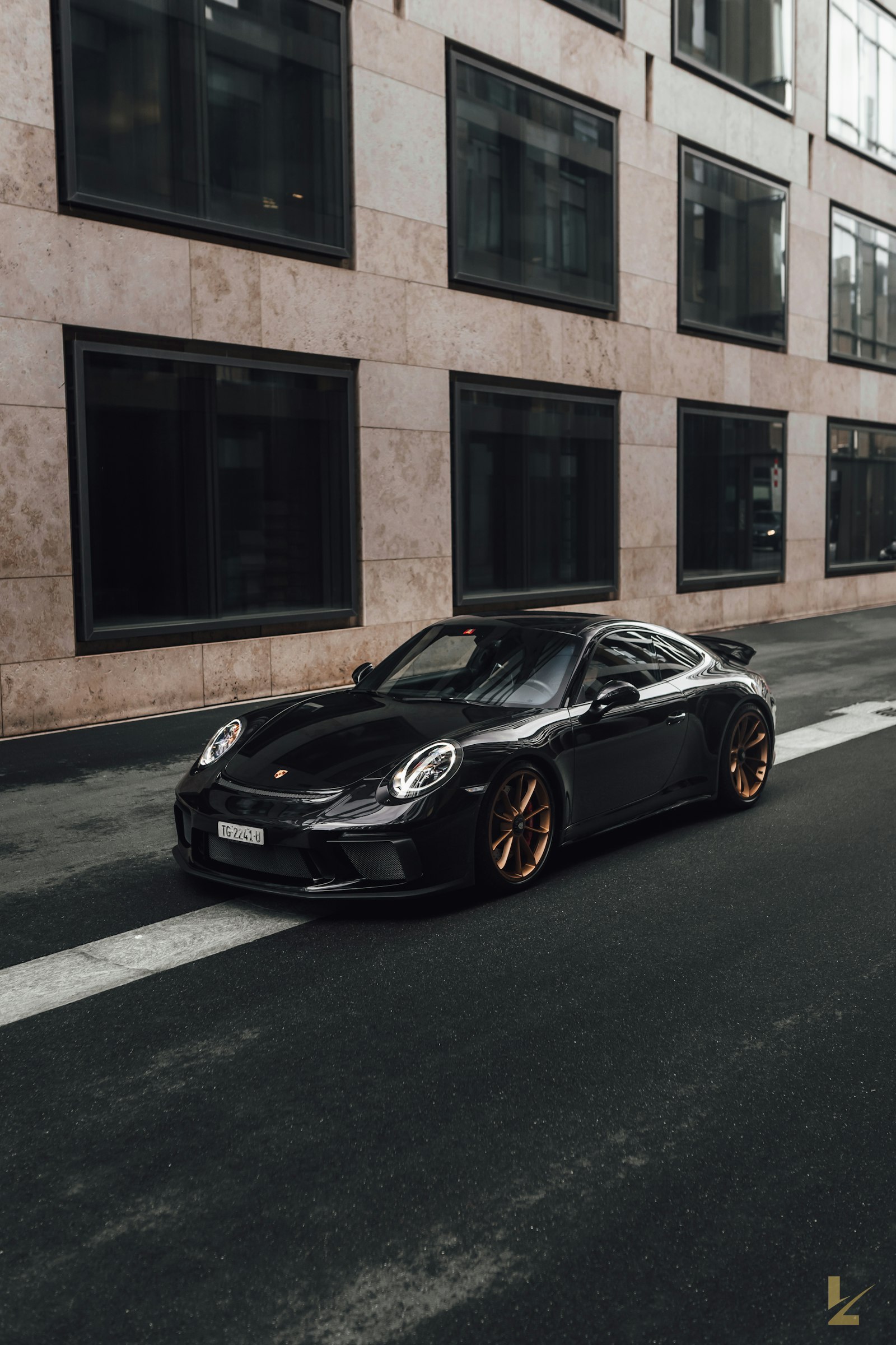 Porsche 911 GT3 in black and gold